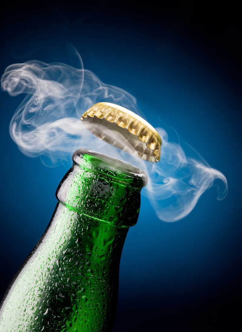 啤酒与瓶盖之间的白烟