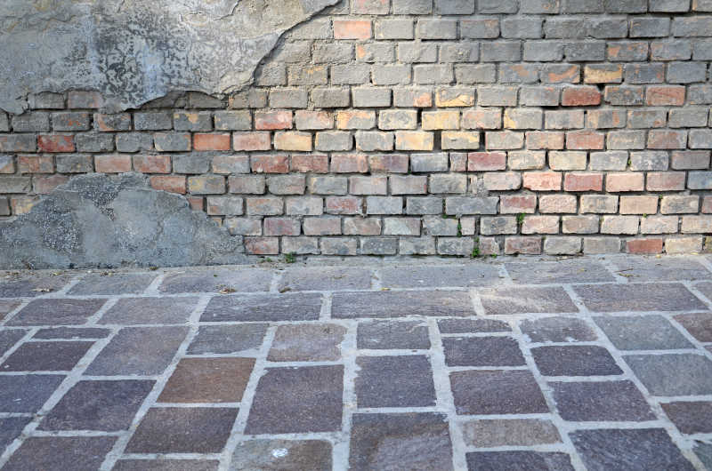 石路面和老旧砖墙