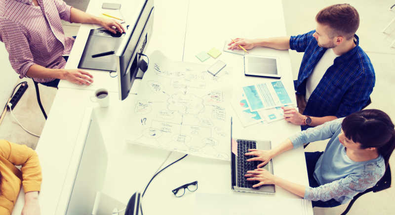 办公室里工作的电脑创意团队