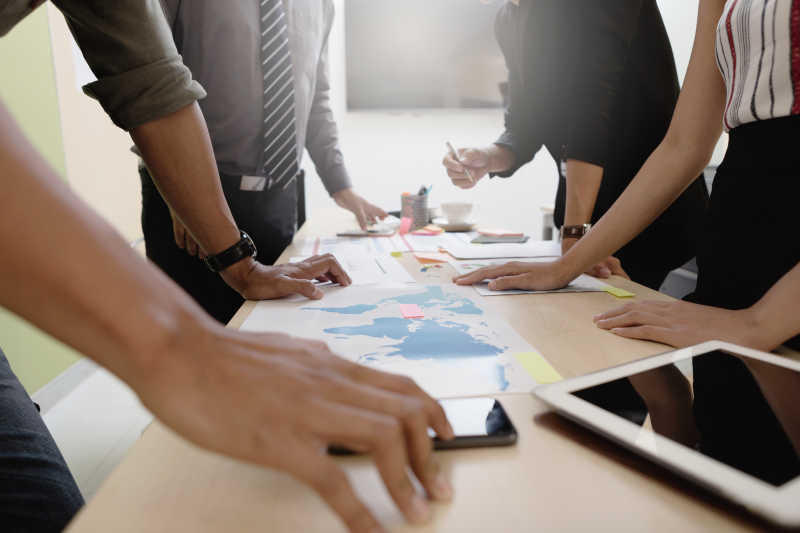 办公室进行会议商讨的业务商人