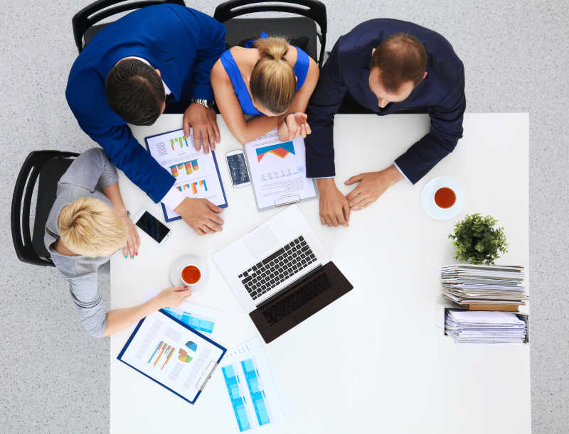 坐在椅子上的讨论会议的商务人士