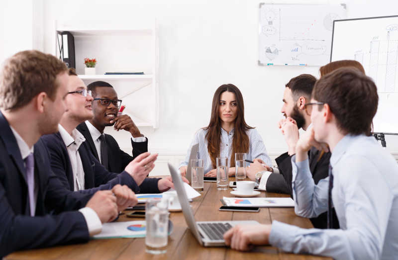 现代办公里年轻的团队正在进行商务会议