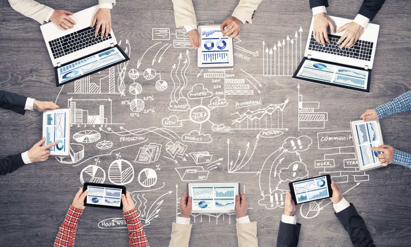 坐在办公桌旁使用笔记本电脑的商务人士