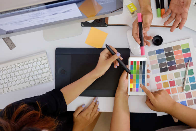 办公室工作的设计师团队师集思广益商讨