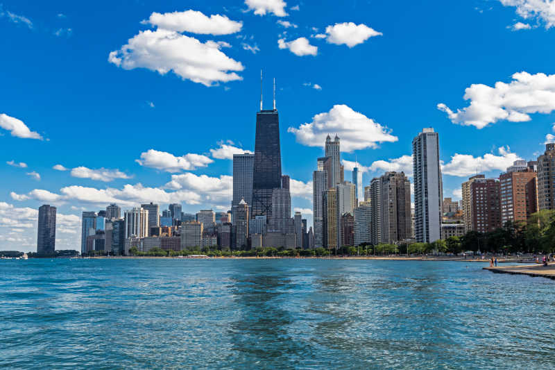 晴朗天空下的芝加哥天际线