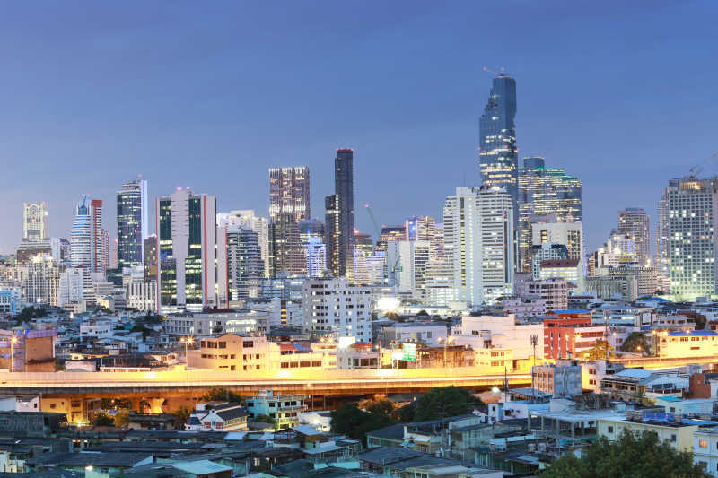 曼谷暮色时间的都市风景的天际线