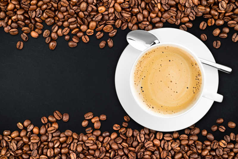 黑色背景上的咖啡和咖啡豆