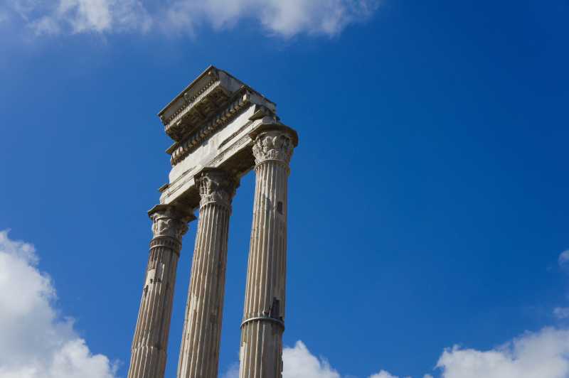 蓝天下的古老柱子