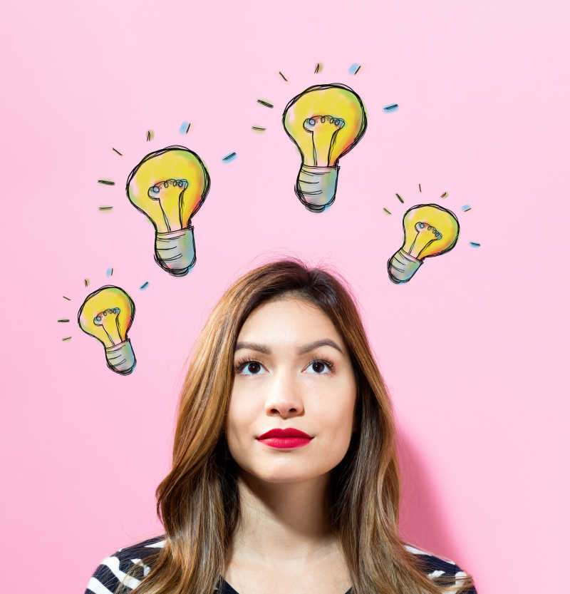 美女灵感爆发灯泡概念