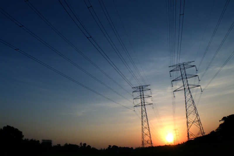 清晨太阳初升下的电塔特写