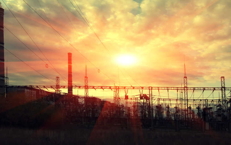 日落晚霞下的高压电力电塔