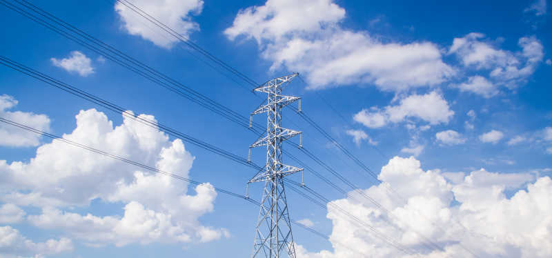 蓝天白云下的电塔特写