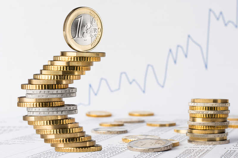 企业财务数据表上的欧元硬币