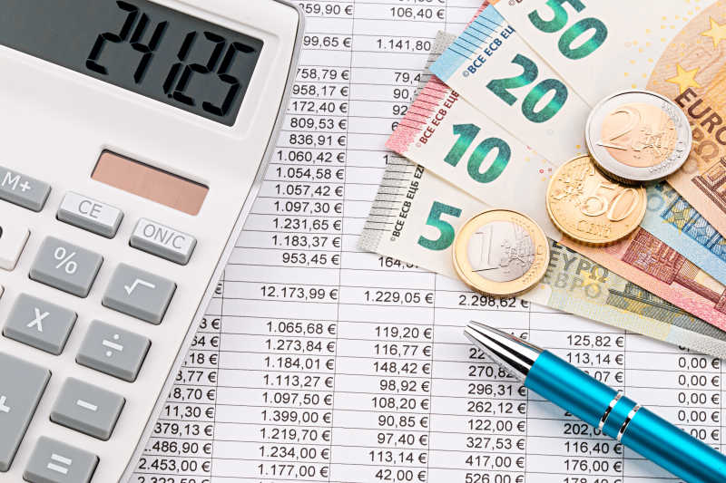 企业财政数据表上的欧元货币和计算器