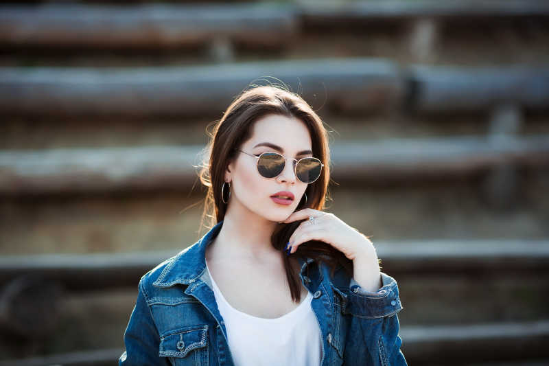 戴着墨镜的时尚街头女模特