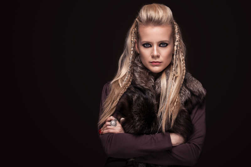 黑色背景下穿着传统战士服装的人