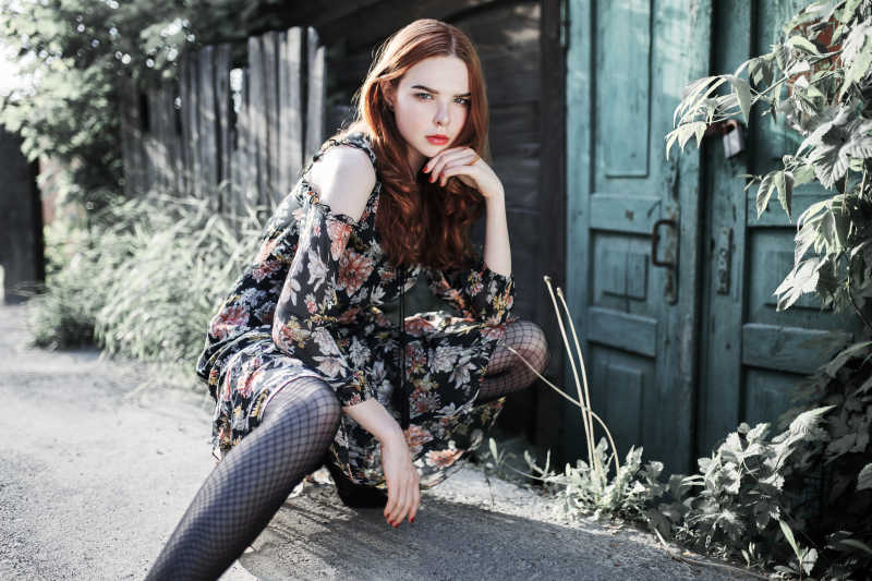 穿着连裤袜的时尚女孩