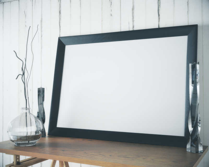 木桌上的空白框广告牌特写