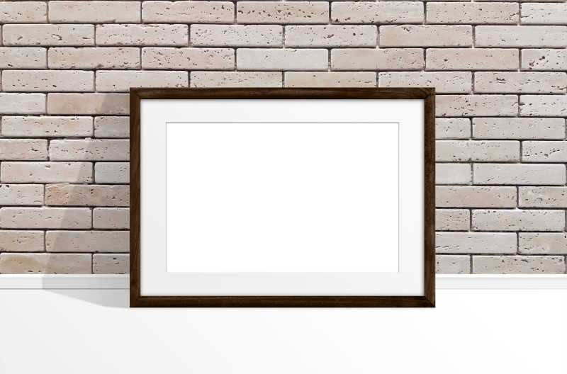 砖墙前面的白色空白框