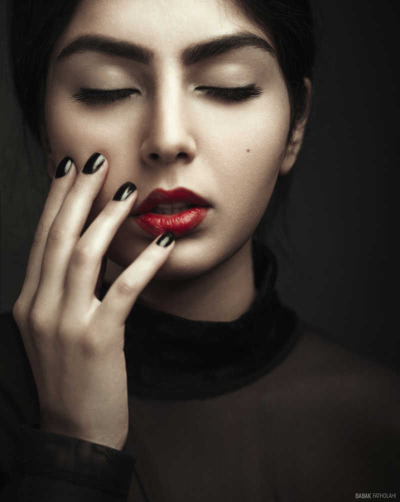 手摸脸的性感女模特
