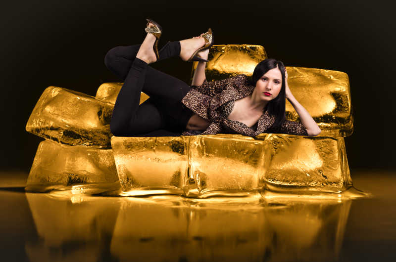 躺在金色沙发上的性感肖像