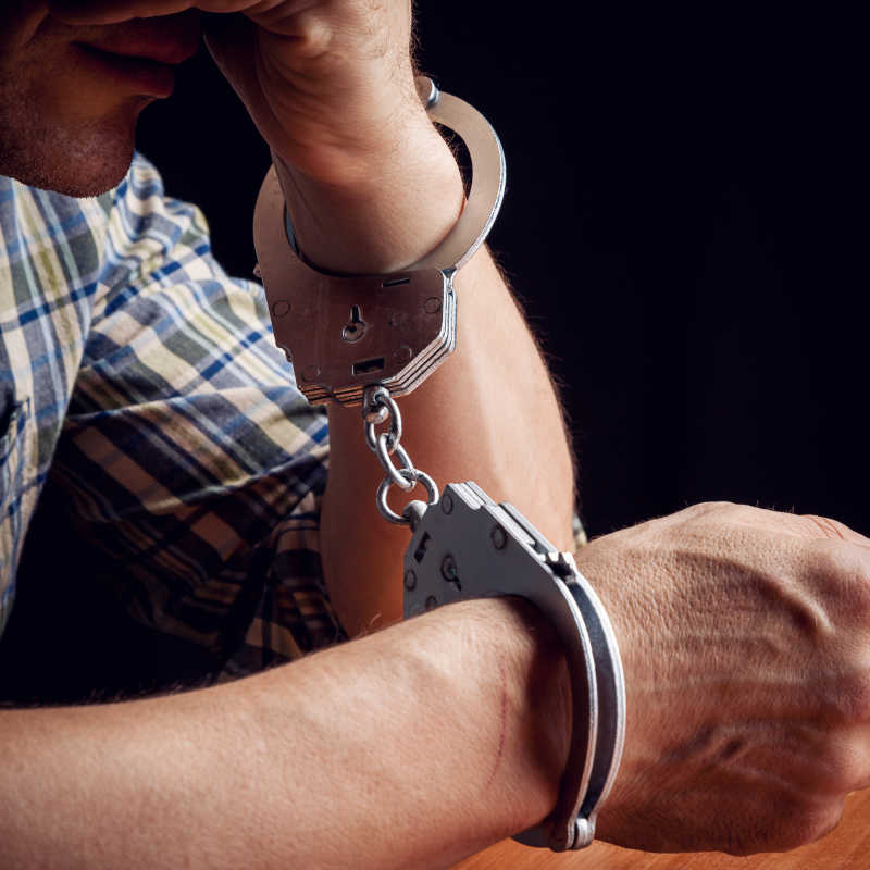 戴手铐的男性特写