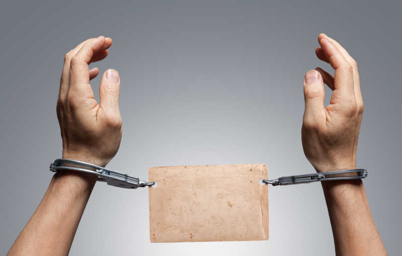 戴着手铐的特写