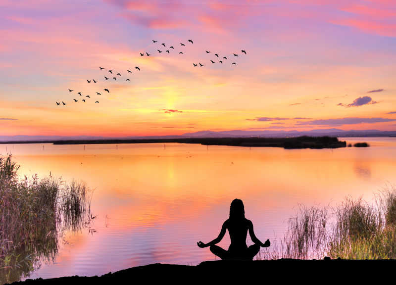 日落晚霞下的瑜伽人物剪影