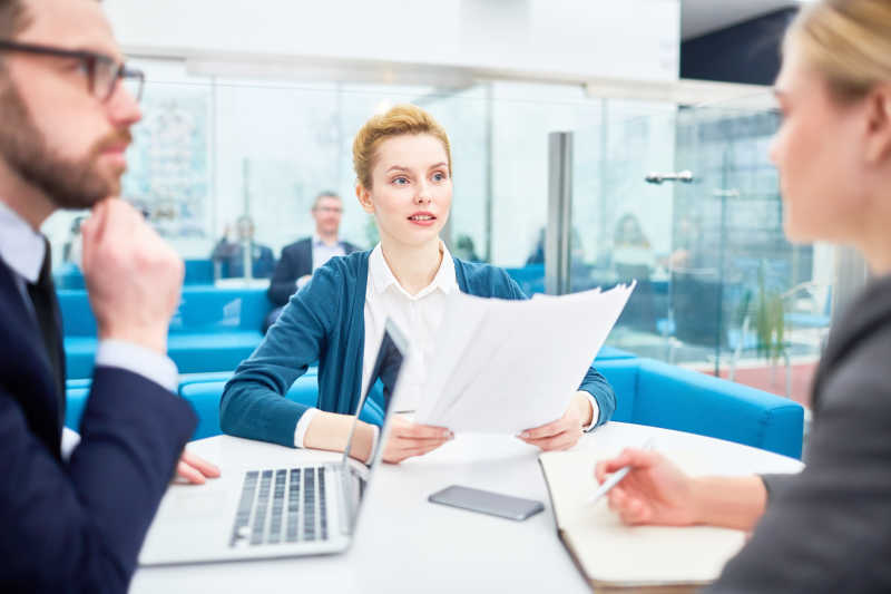 面试官正在听前来面试人员的阐述