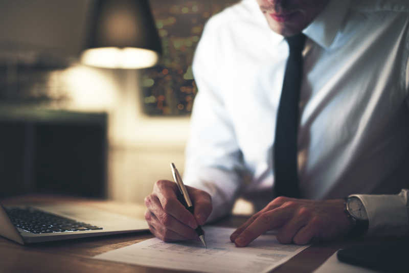 填写表格的专业人士