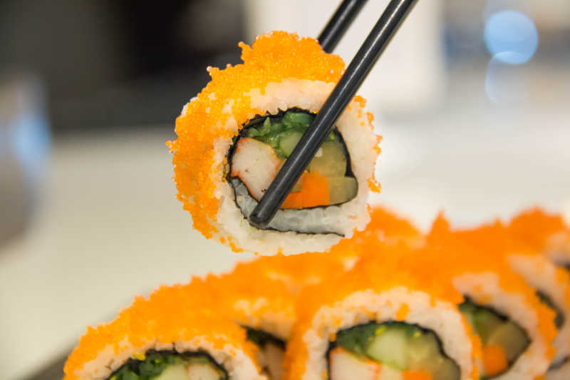 鸡蛋仿蟹肉黄瓜卷寿司和筷子