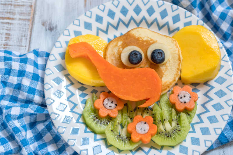 有趣的大象图案煎饼水果孩子们的早餐