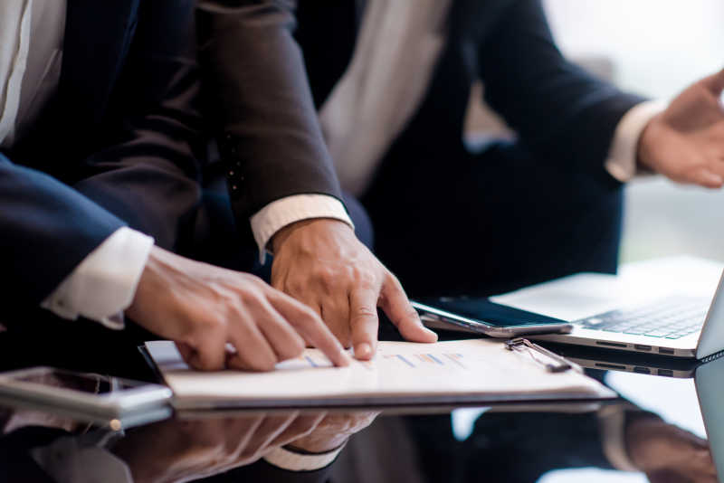 商人团队正在商讨事宜