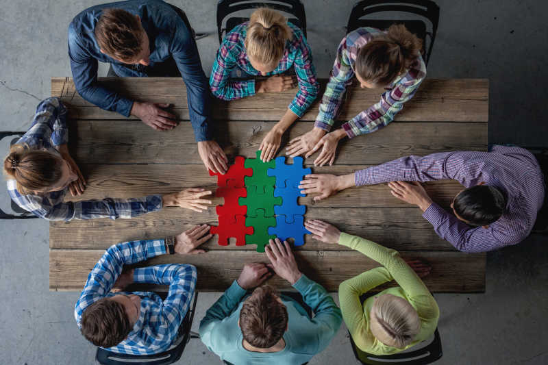 配合会议概念组合成完整的拼图