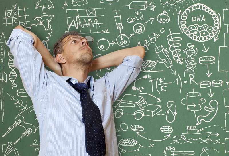 疯狂的发明家写满墙面的创意