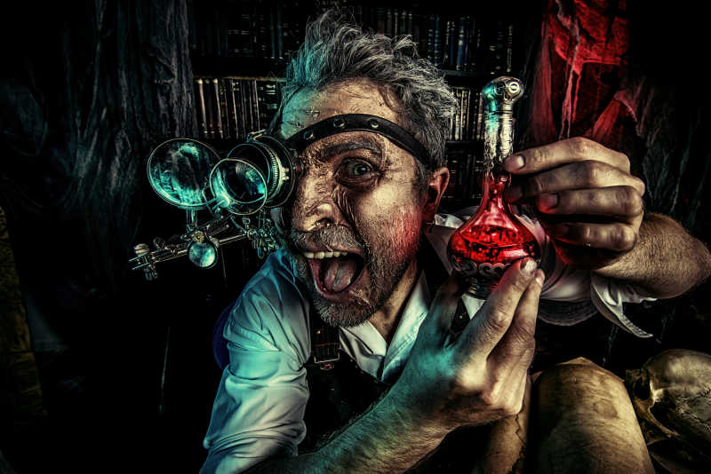 疯狂的中世纪科学家在他的实验室工作的肖像