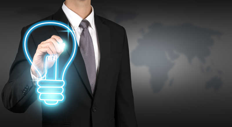 商人手上的创意灯泡概念主意
