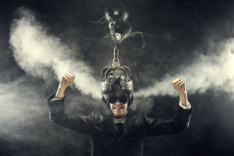 黑色背景男子头戴不明物体