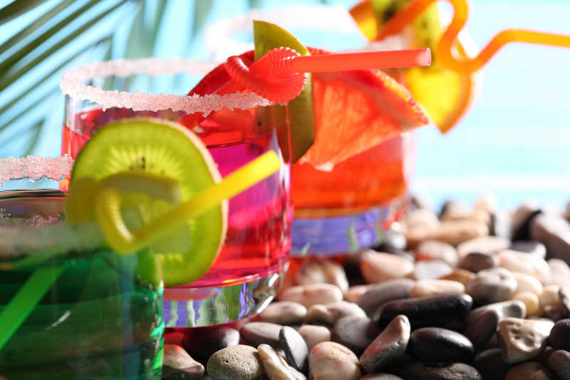 鹅软石上的三杯鸡尾酒