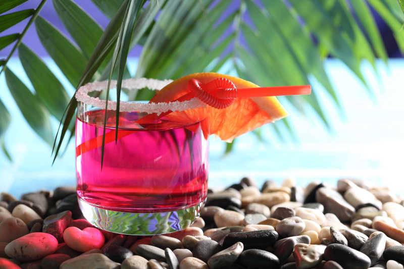 鹅软石上的玫红色饮料