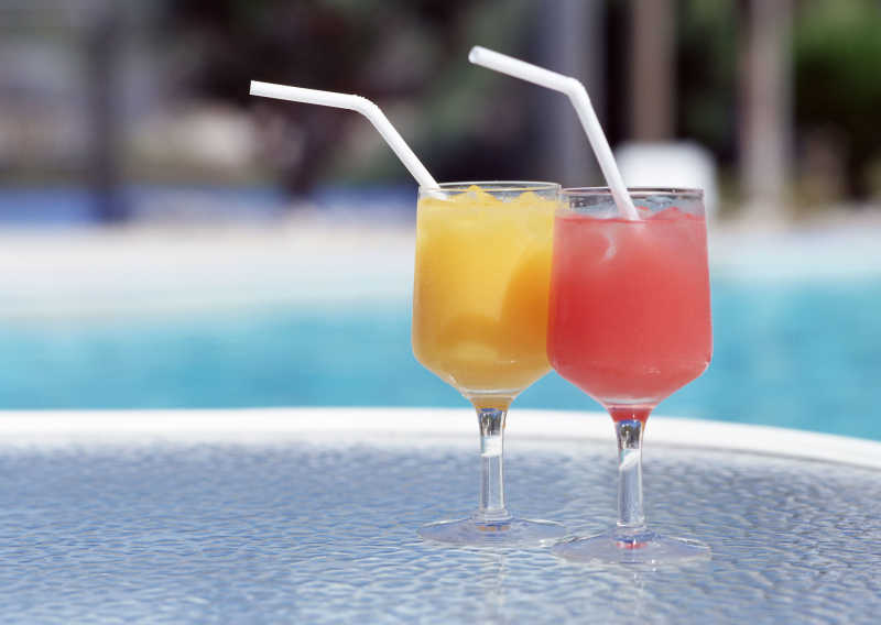 桌上的两杯饮料特写