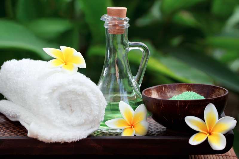 盘子里的毛巾精油