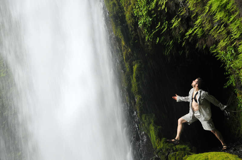 隧道水瀑布在俄勒冈州