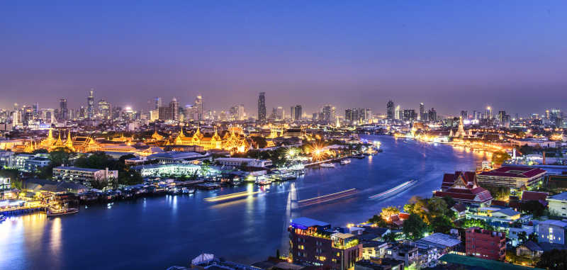 泰国曼谷黄昏下的城市建筑