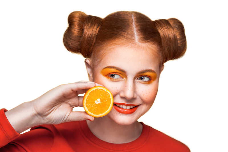 手拿橙子的橙色系美妆女孩