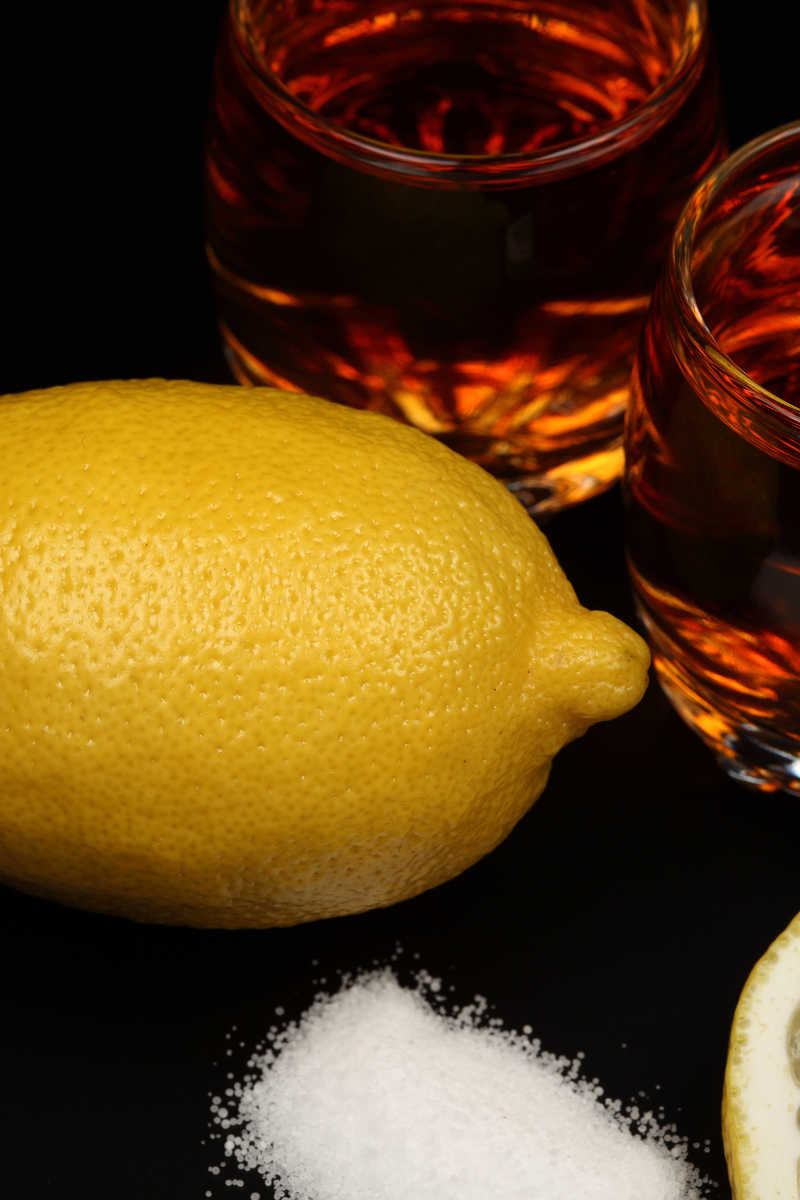 黑色背景下的柠檬酒杯特写