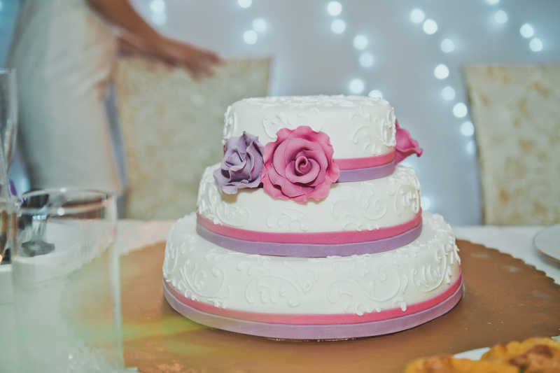 桌上结婚蛋糕特写