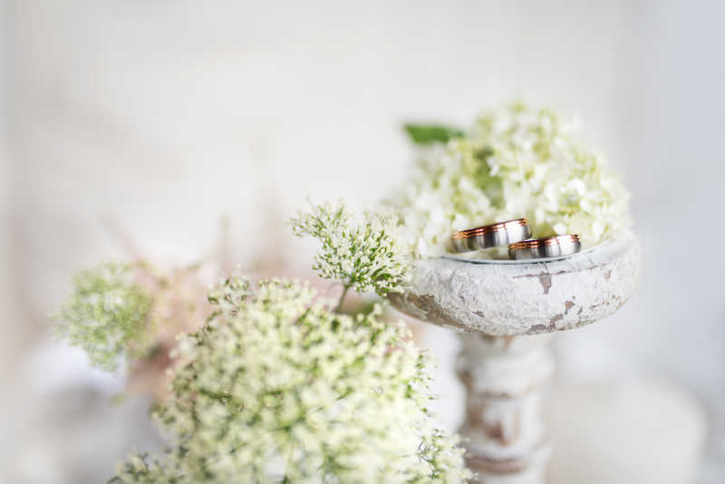装饰在烛台上的结婚戒指
