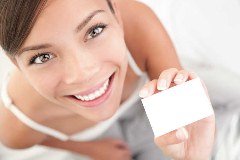 拿着空白名片开心笑着的人