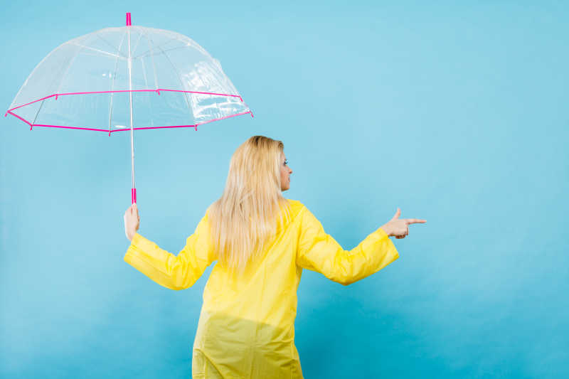 拿她的手戴小雨伞图片